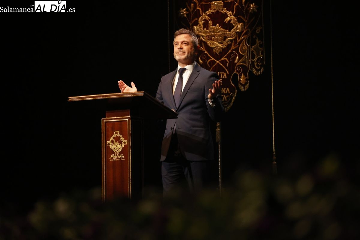 Ecos de un pregón magnífico. Autoridades, instituciones y cofradías elogian a López Revuelta tras su gran noche en el Teatro Liceo