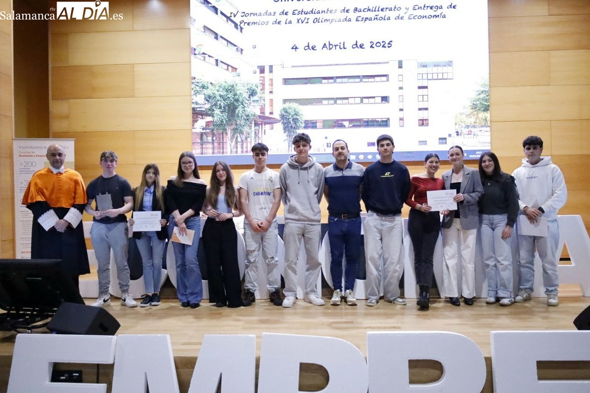 Entrega de premios a los 10 mejores alumnos y los tres equipos ganadores de la XVI Olimpiada Española de Economía en la fase local