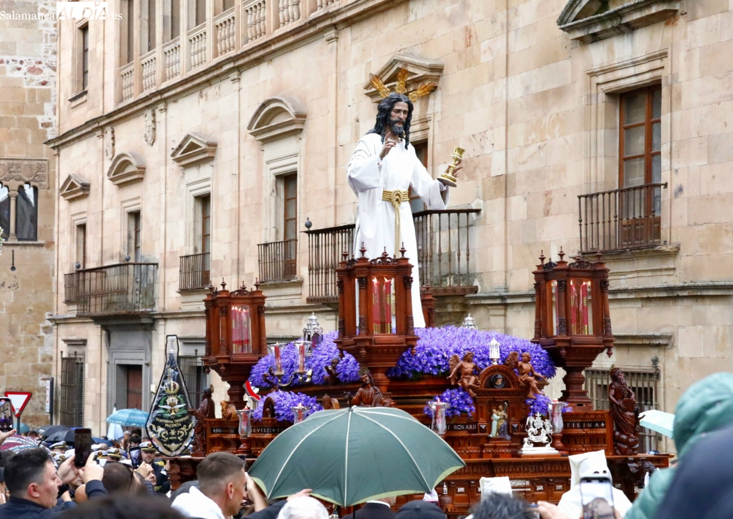 VÍDEO Y FOTOS | Jesús de la Redención brilla en su salida procesional, pero la lluvia lo sorprende en el camino