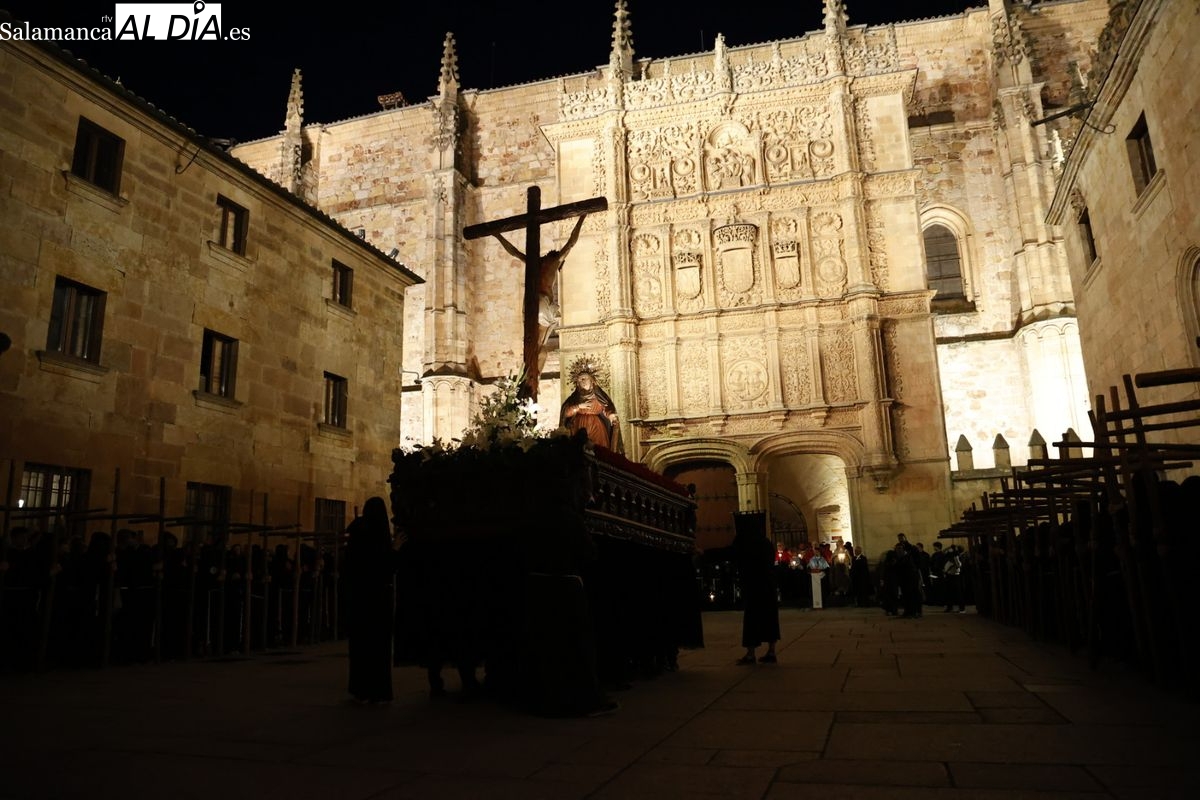VÍDEO Y FOTOS | La Hermandad Universitaria llena el casco histórico de Salamanca de luz, sabiduría y silencio