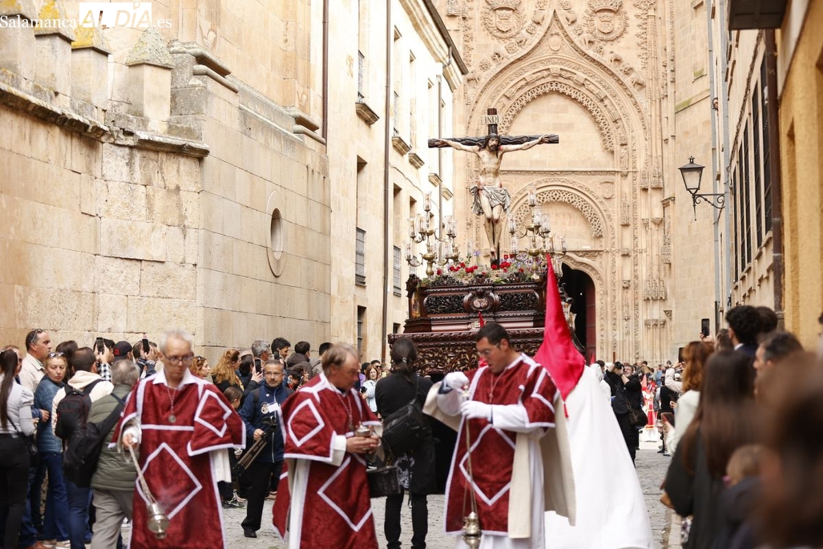 VÍDEO Y FOTOS | Jesús del Perdón procesiona y consigue la libertad condicional de un reo