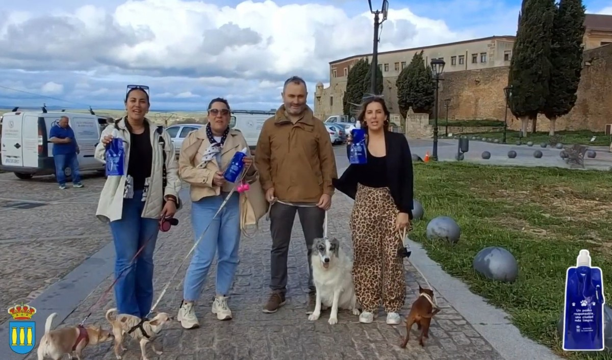 El Ayuntamiento reparte gratuitamente bidones/botellas para limpiar los orines de los perros
