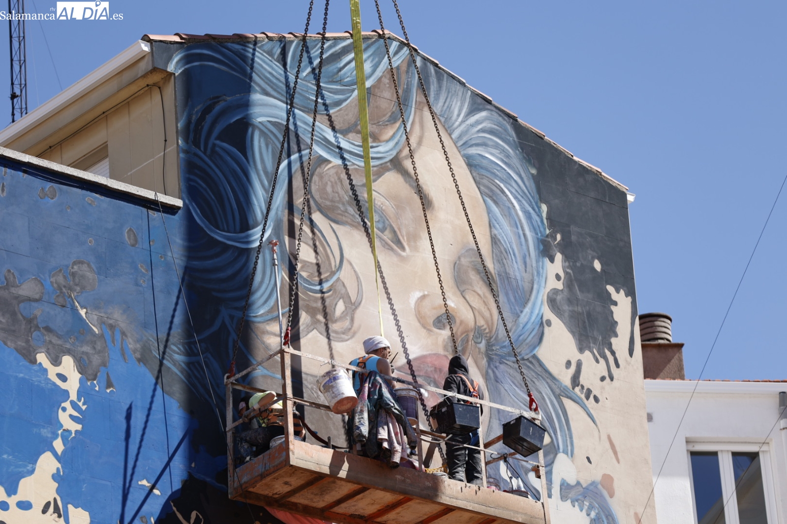 FOTOS y VÍDEO | Así está pintando Sfhir el nuevo mural en el barrio del Oeste