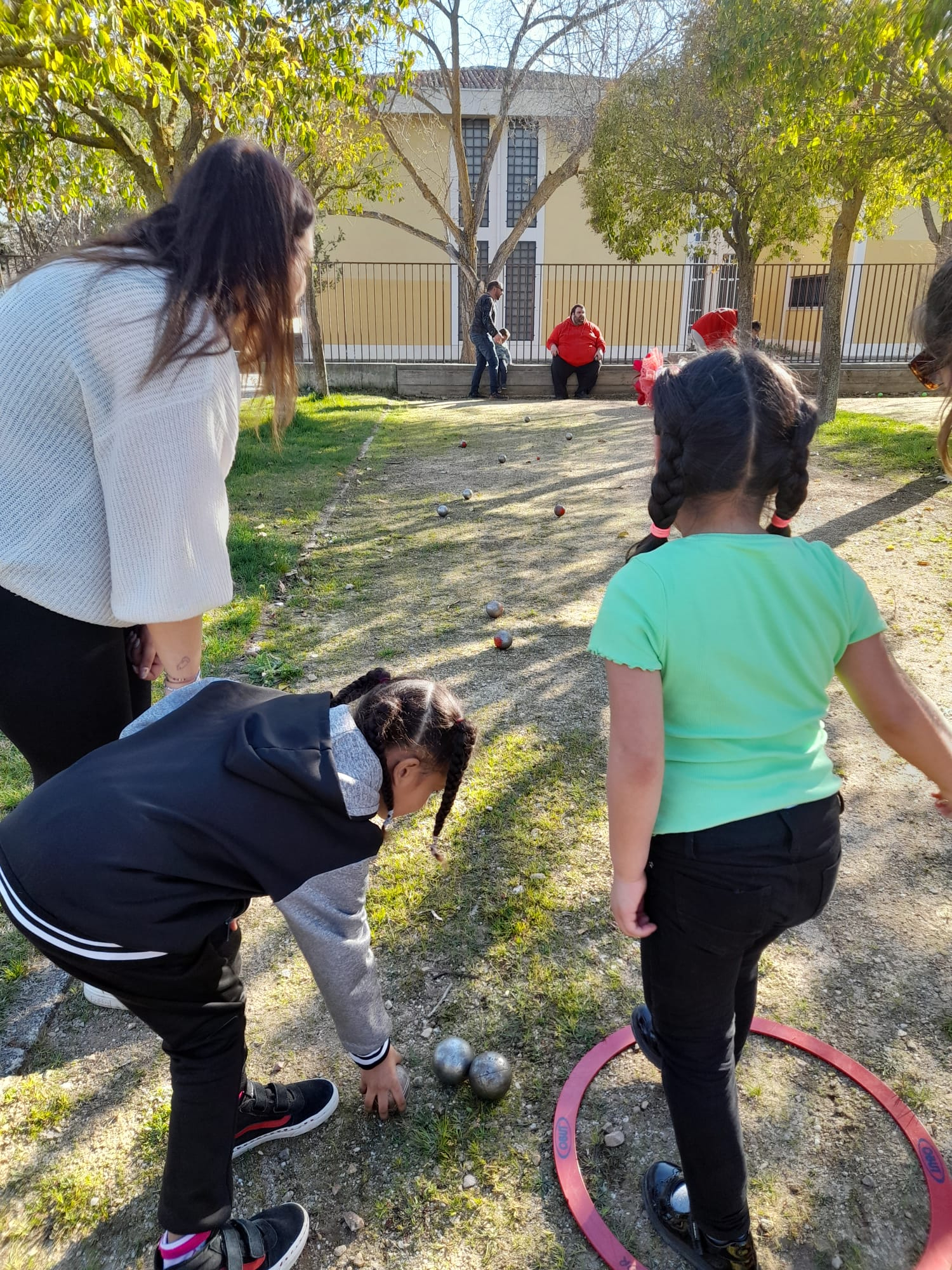 FOTOS | Los niños del Centro Infantil de Cruz Roja aprenden a jugar a la petanca gracias al Club de Petanca Villamayor