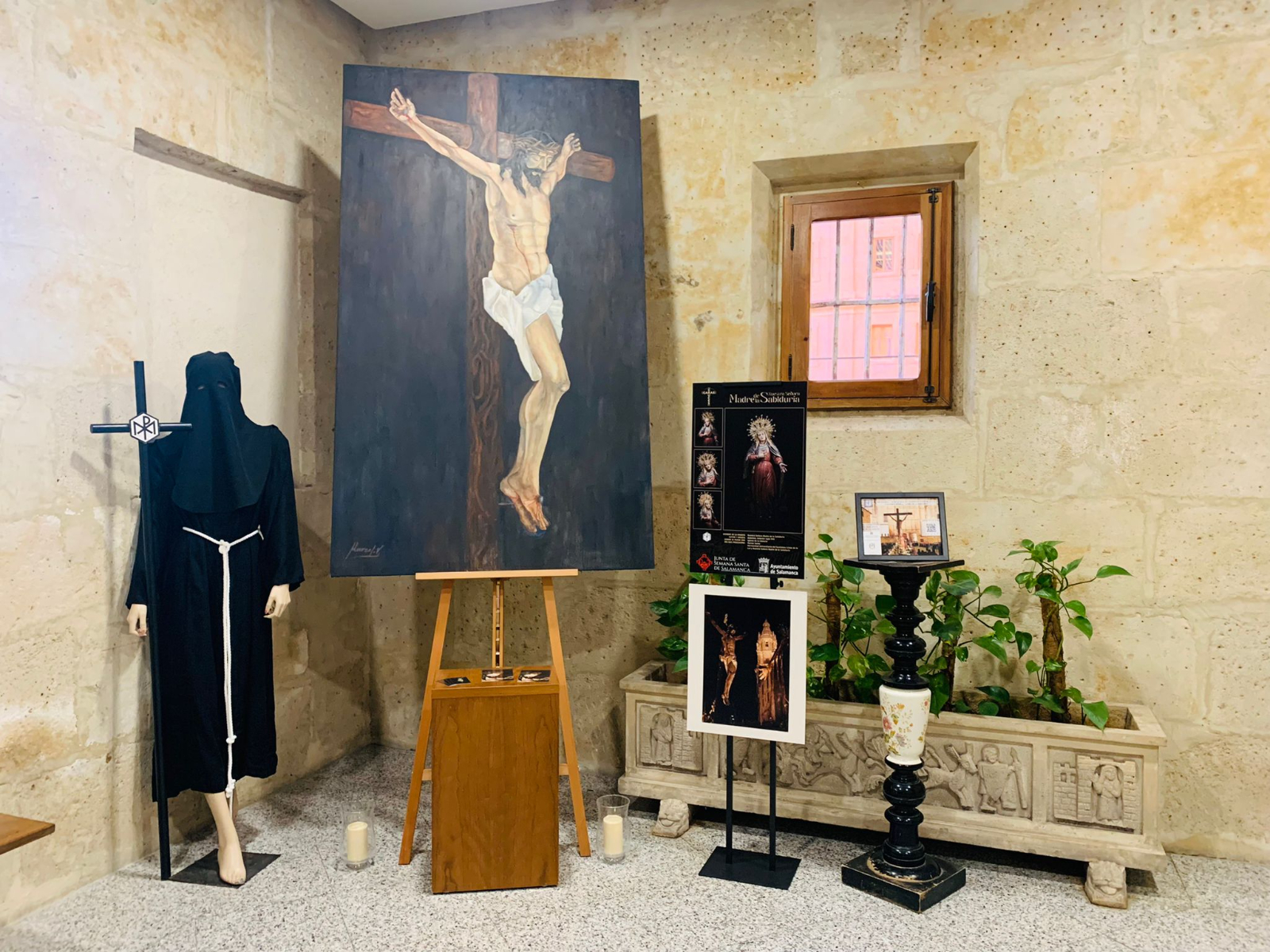 La Hermandad Universitaria instala rincones cofrades en la Universidad Pontificia de Salamanca