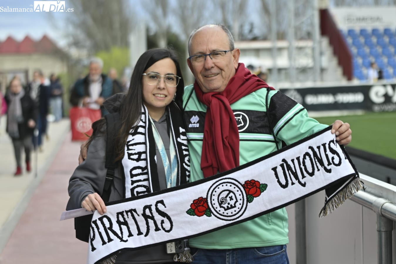 La afición de Unionistas acaba una semana extraña animando al equipo ante Osasuna B (FOTOS)