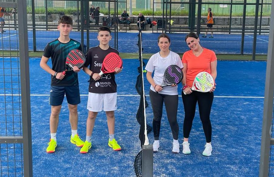 Los integrantes del Club de Pádel disfrutan de una jornada de convivencia