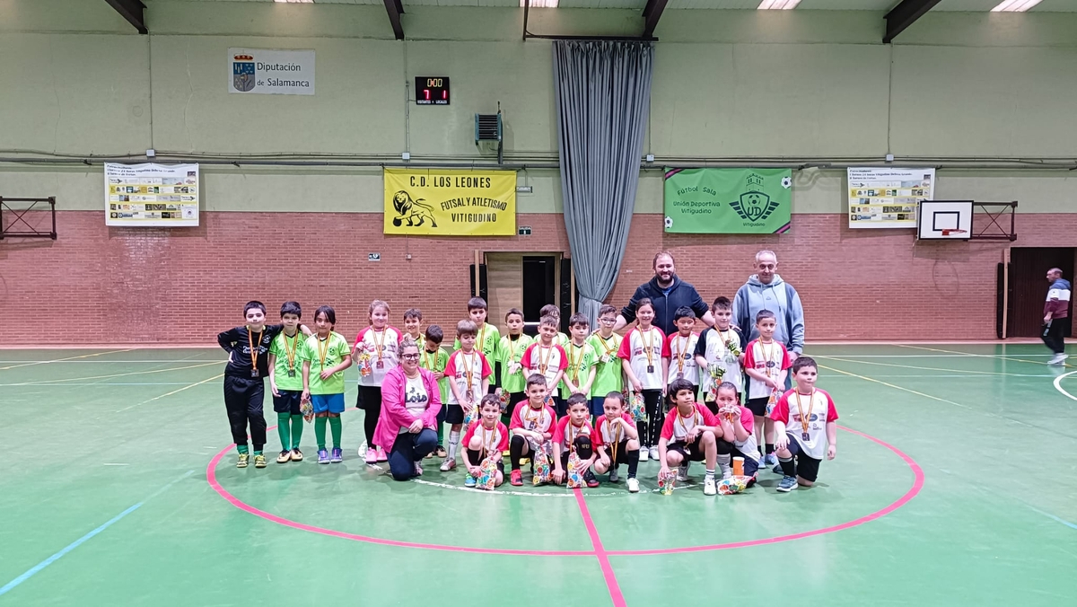 Niños y niñas de Vitigudino y Lumbrales disfrutan del fútbol sala en un partido amistoso