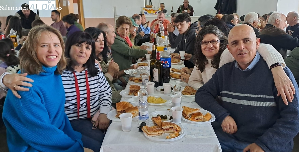 Un centenar de vecinos celebran el Día del Hornazo recuperando una sana costumbre en Peralejos de Abajo