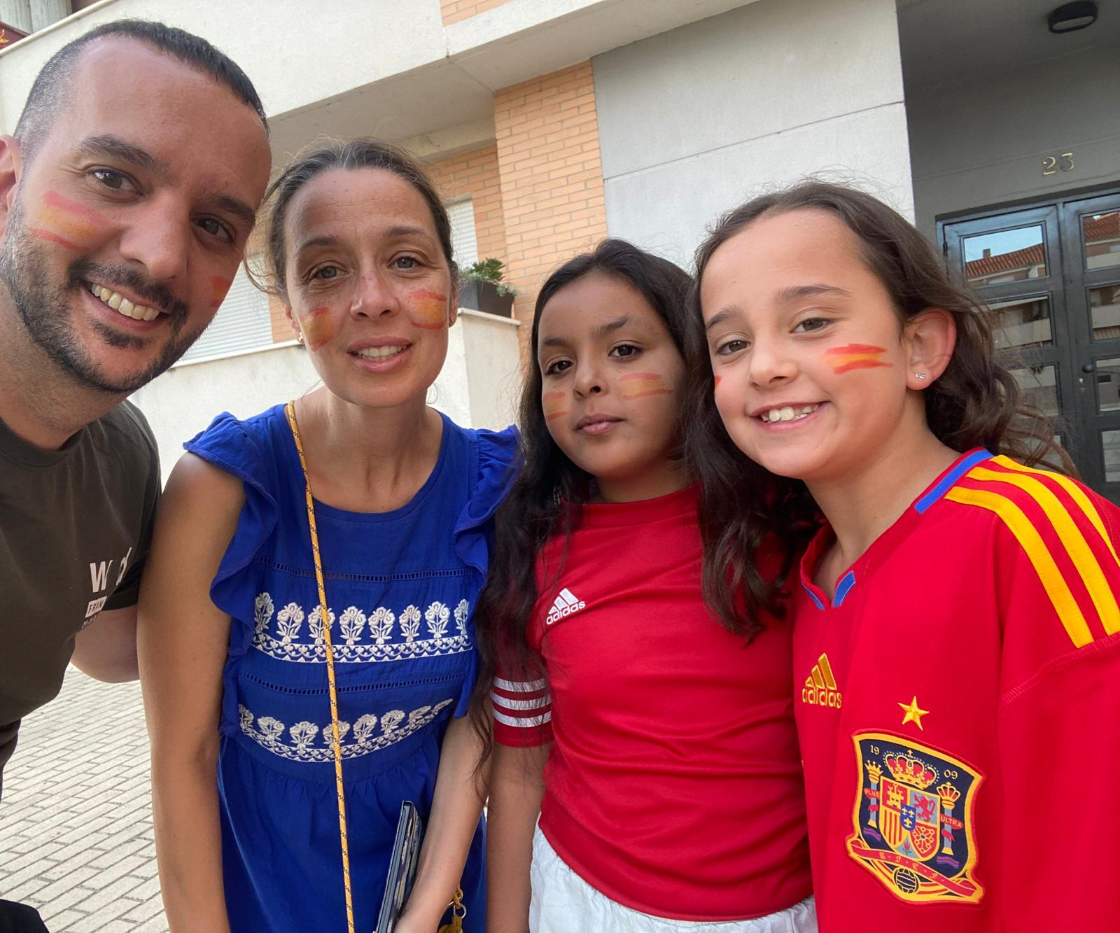 Una familia de acogida de Salamanca: Lo que más aprendemos con ella es sobre la empatía y la solidaridad