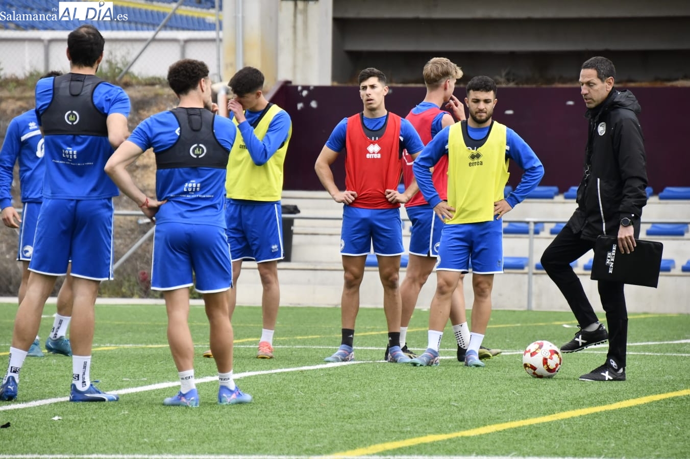 FOTOS | Pascual continúa lesionado y Ramiro entrena apartado en Unionistas por un golpe en el ojo
