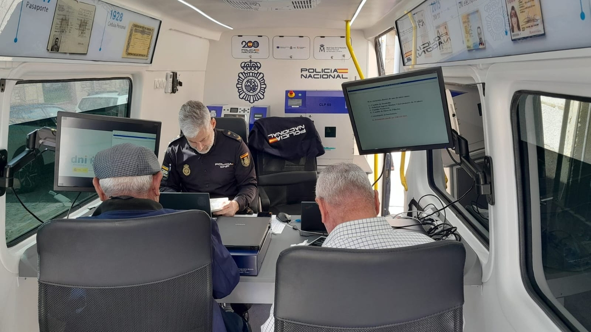 La Policía Nacional estrena en Vitigudino un vehículo móvil para tramitar DNI y pasaportes
