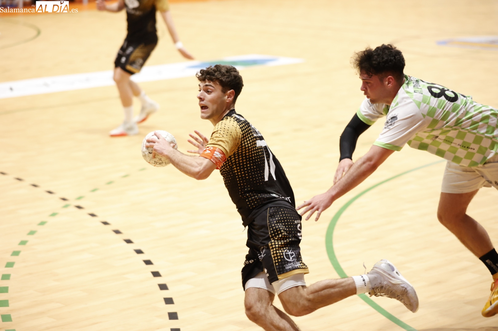 El BM Salamanca aniquila al colista La Robla (42-29)