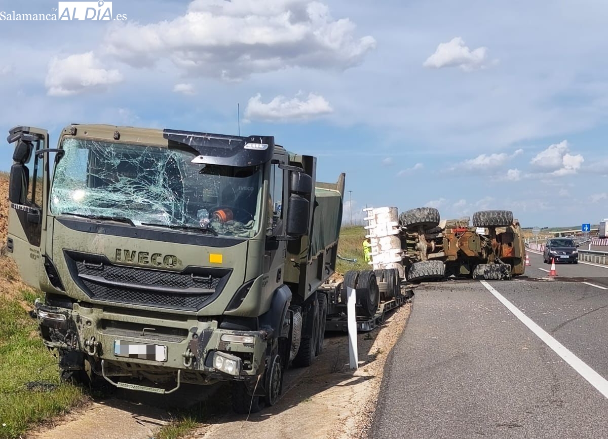 VÍDEO | Espectacular accidente de un vehículo pesado del REI 11 de Salamanca en la A-62