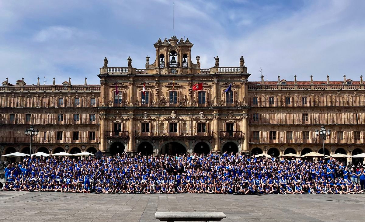 Una marea azul de más de 600 jugadores del Perfumerías Avenida toma la Plaza Mayor 