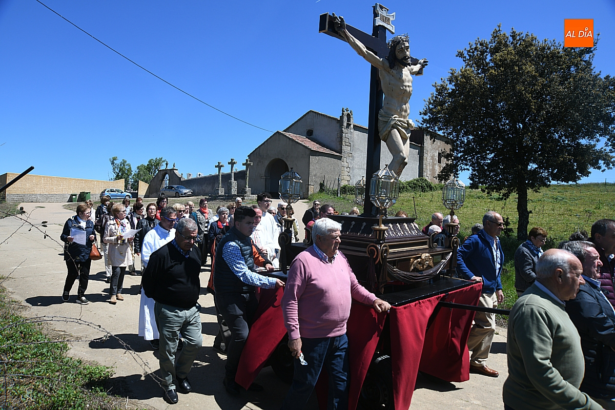 Los vecinos de El Bodón peregrinan a la ermita del Cristo para iniciar el triduo de la Santa Cruz