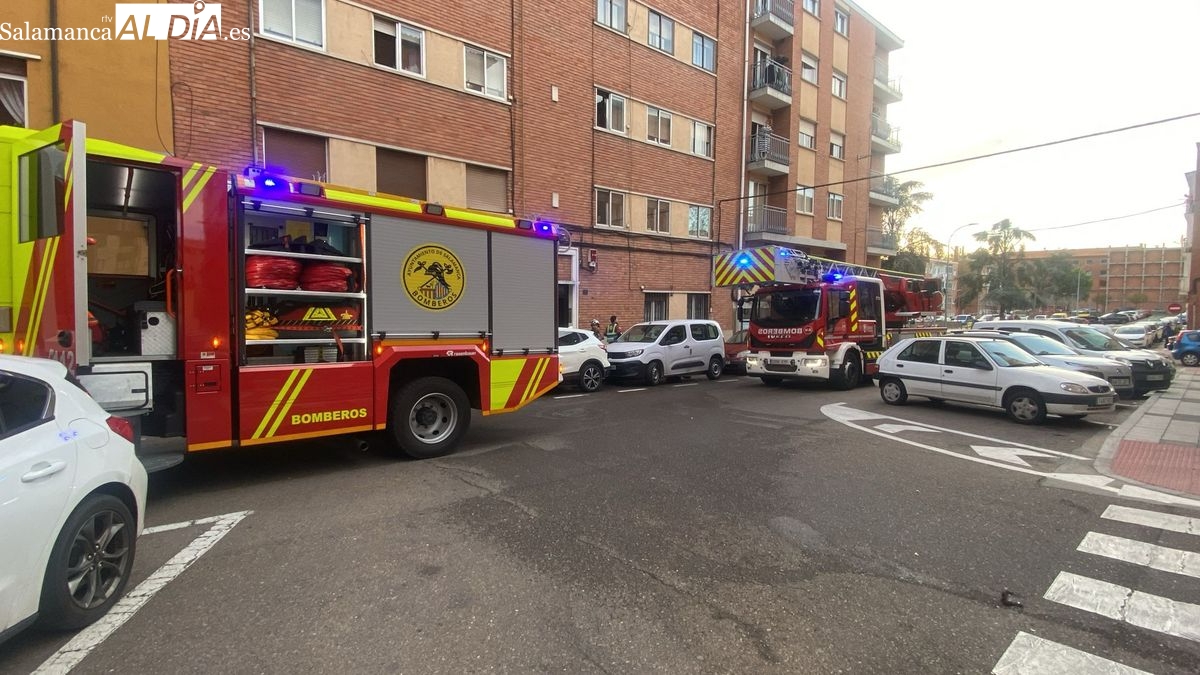 Gran despliegue de efectivos en la calle Villares por un incendio en una vivienda