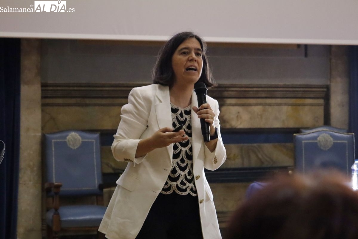 FOTOS | La investigadora Esther Castellano expone los últimos avances en investigación oncológica 