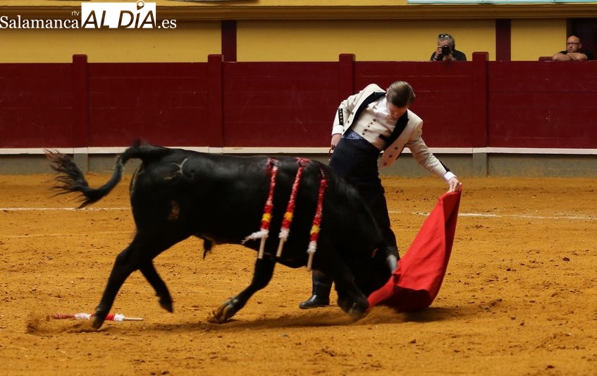 Tres triunfos y un percance en la clase pr&aacute;ctica de la Escuela de Tauromaquia en Alba de Tormes | Imagen 1
