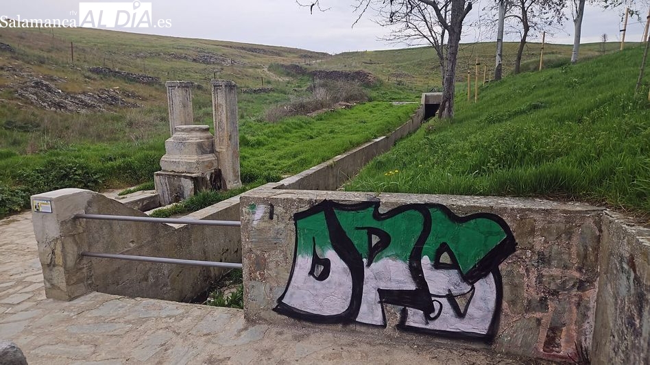Primera pintada vandálica en el Cornezuelo tras su restauración