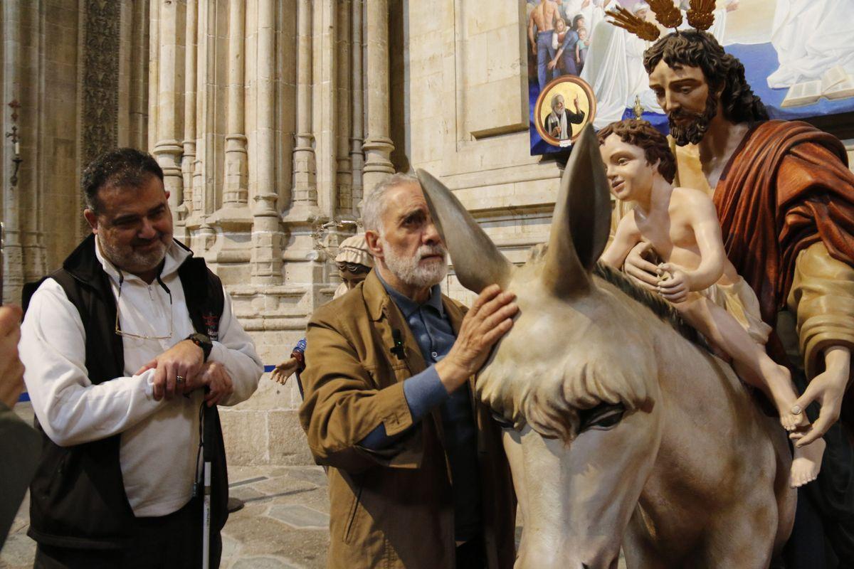 Emoción inolvidable de personas con discapacidad visual que pueden tocar figuras de la Semana Santa de Salamanca 