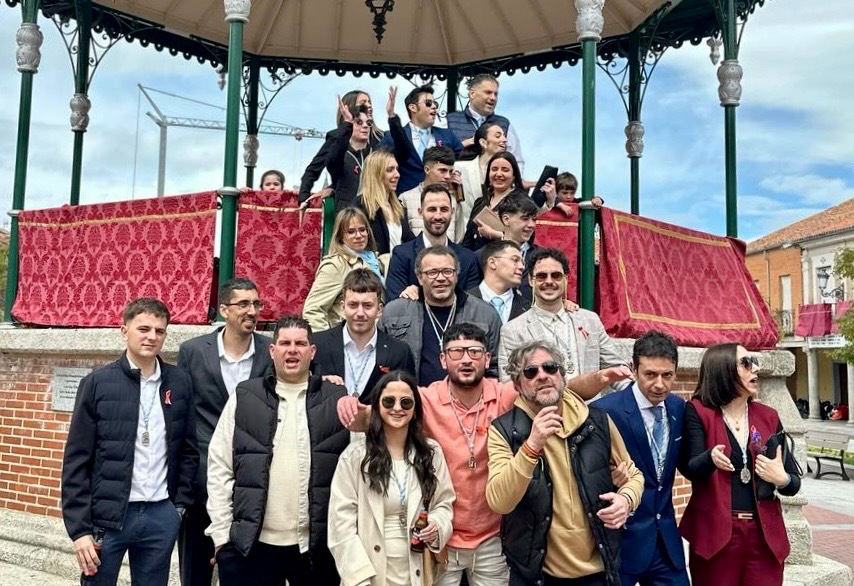 Los hermanos de carga de la Vera Cruz no fallan a su tradicional comida en el Viernes Santo