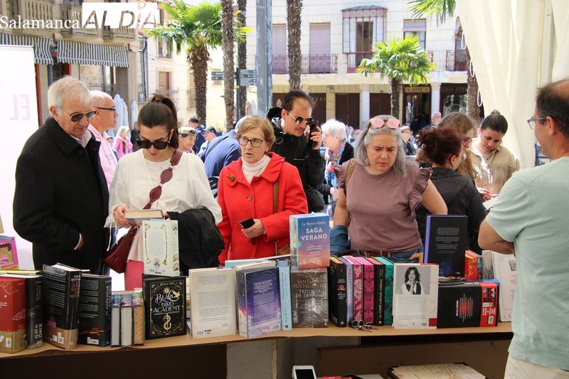 La Feria del Libro llena de cultura la Plaza Mayor