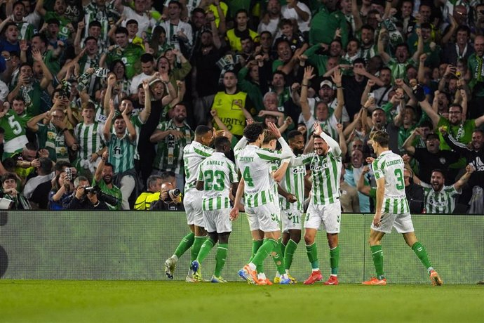 El Betis encarrila el pase a su primera semifinal europea (2-0)