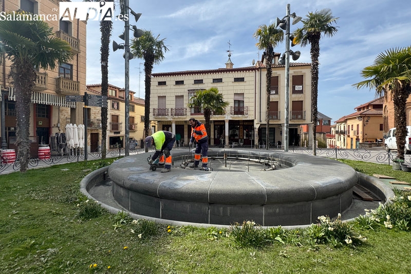 Trabajos de limpieza y reparación de la fuente de la Plaza 