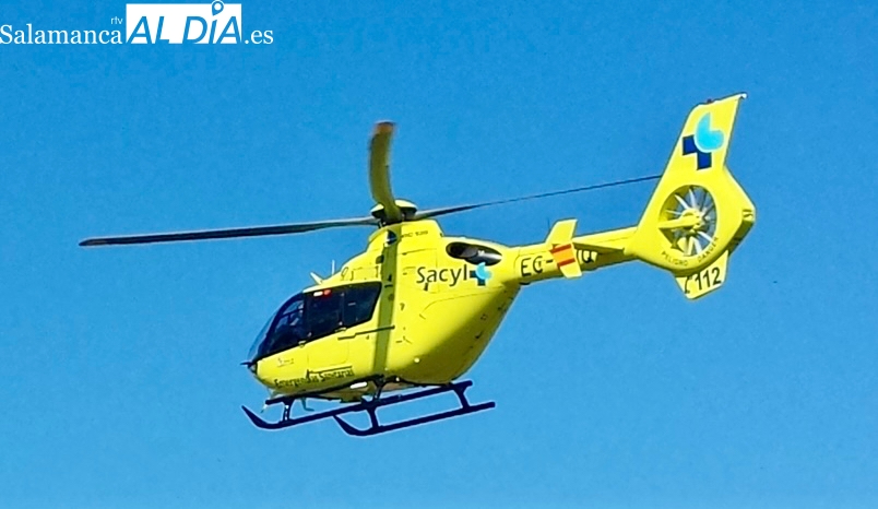 Excarcelan a un varón de 88 años atrapado en su vehículo tras un accidente en Santibáñez de la Sierra