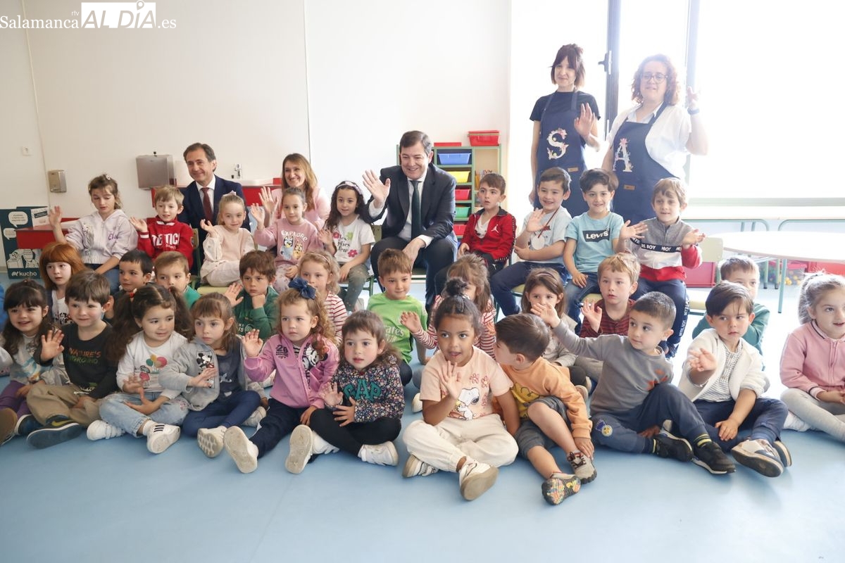FOTOS | Aldeatejada estrena su nuevo colegio con la visita del presidente de la Junta