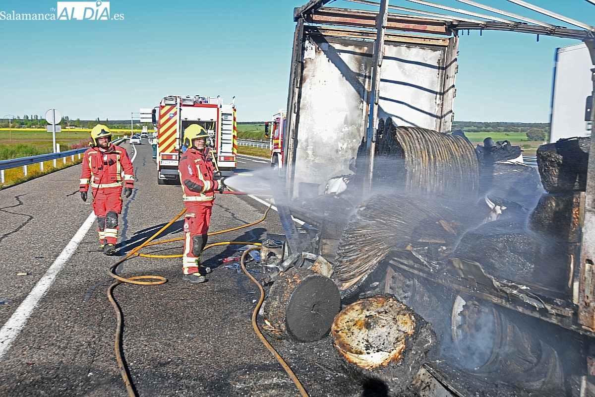 VÍDEO Y FOTOS | Espectacular incendio de un camión en plena autovía A-62 