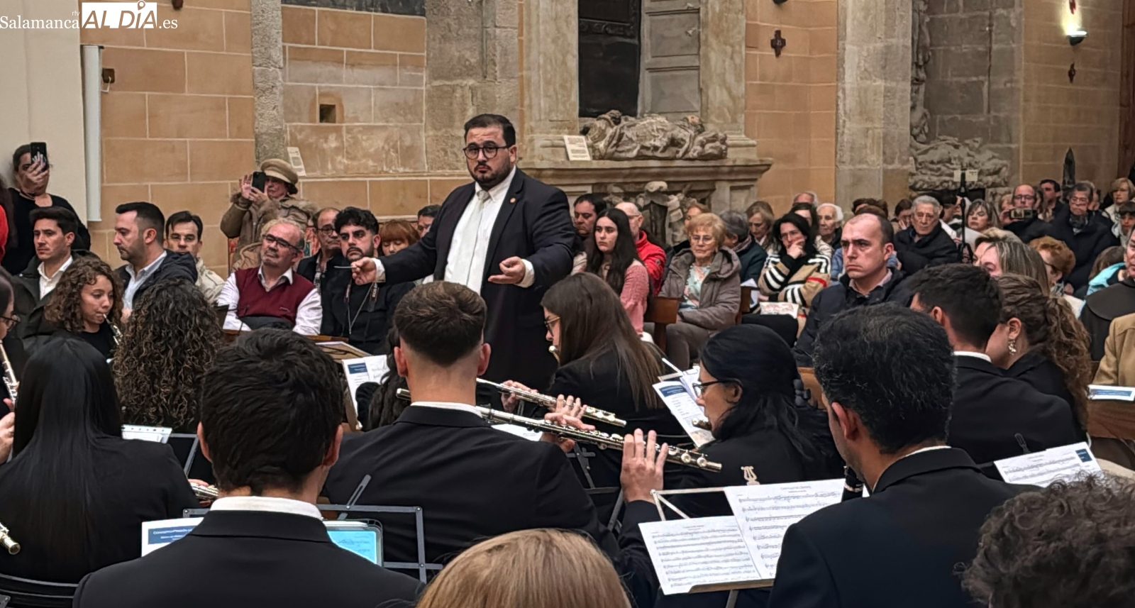 Jaime Jiménez toca el alma en el estreno de la marcha procesional ‘Castillo de Cristal’