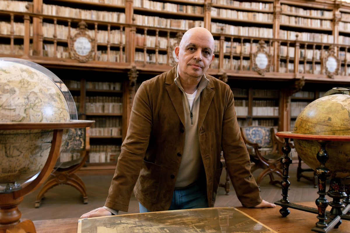 Juan Antonio González Iglesias: Necesitamos la poesía y la buena literatura para sustraernos de las manipulaciones del día a día