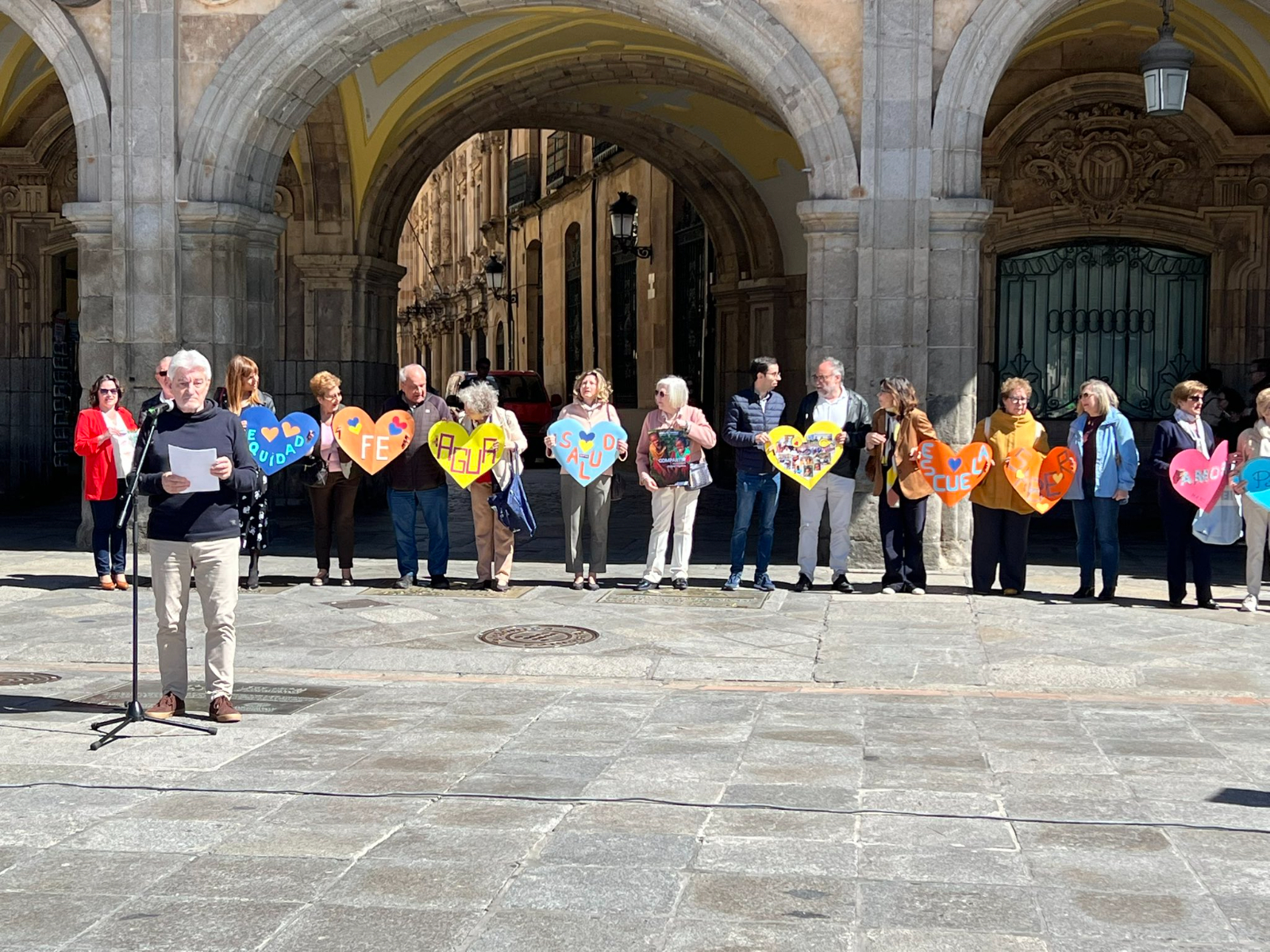  Corazones en Salamanca para celebrar el Abrazo a la Plaza Mayor de Manos Unidas