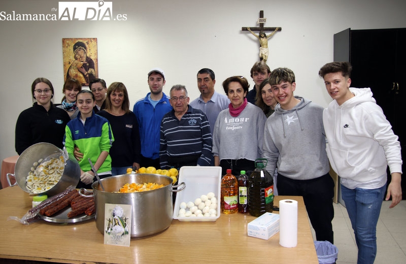 La Vera Cruz prepara 400 platos del tradicional plato de naranjas y limones