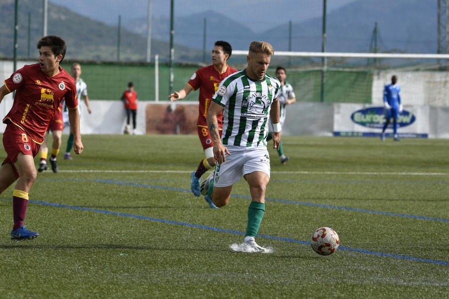 El CD Guijuelo pierde con el Rayo Cantabria y su descenso se acerca (1-4)