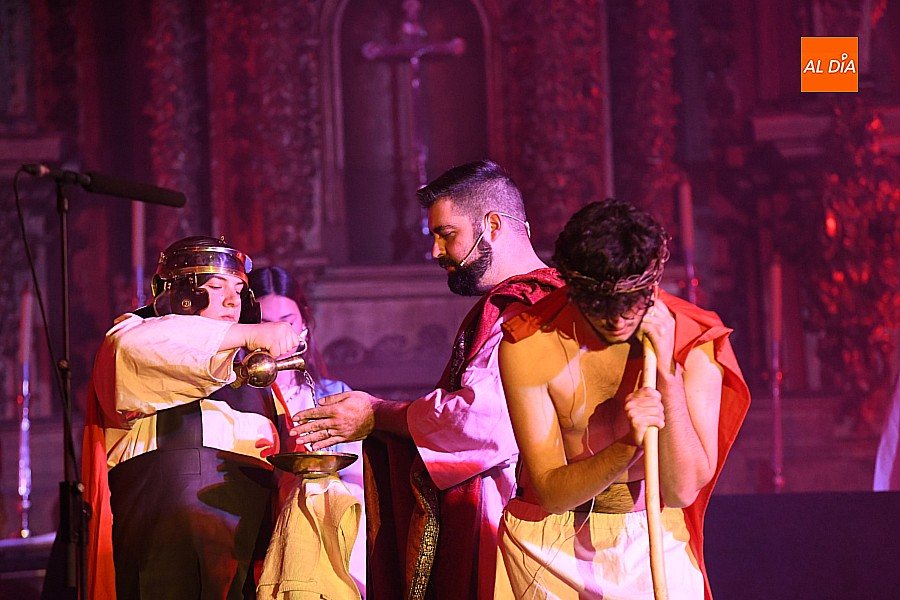 El Manantial fascina a los bodoneses con su representación de la Pasión de Cristo