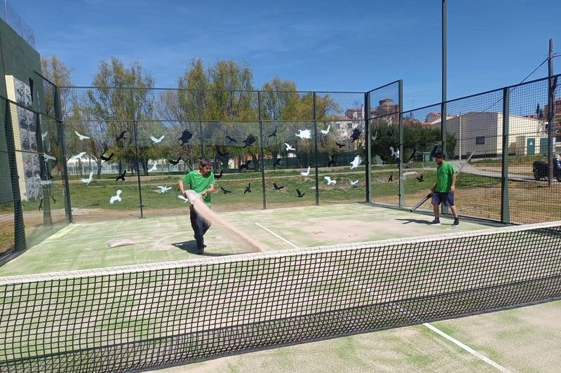 Renovada una pista de pádel en la zona deportiva municipal con el Plan Bienal 2024-2025