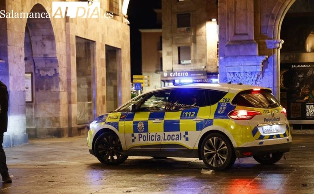 Un conductor ebrio choca contra un coche aparcado en la Gran Vía de Salamanca y se da a la fuga