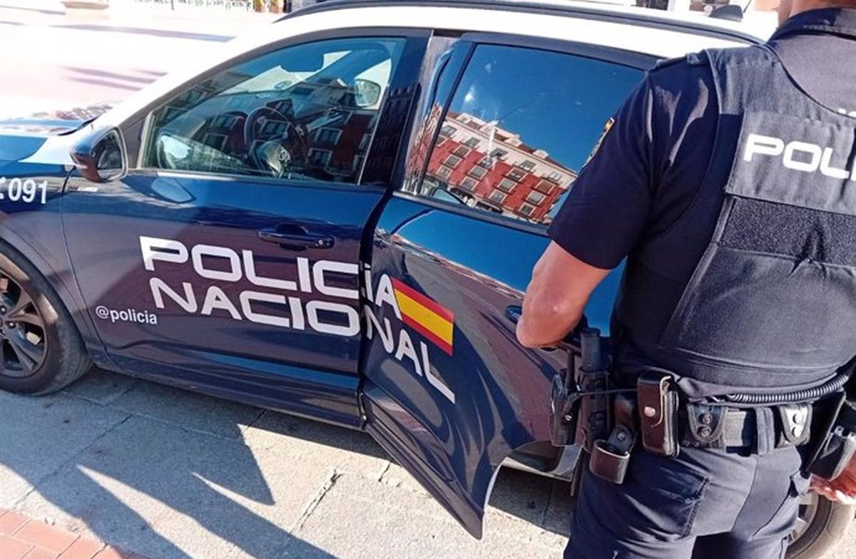 Agrede a un empleado en un comercio de Salamanca y destroza la puerta en otro