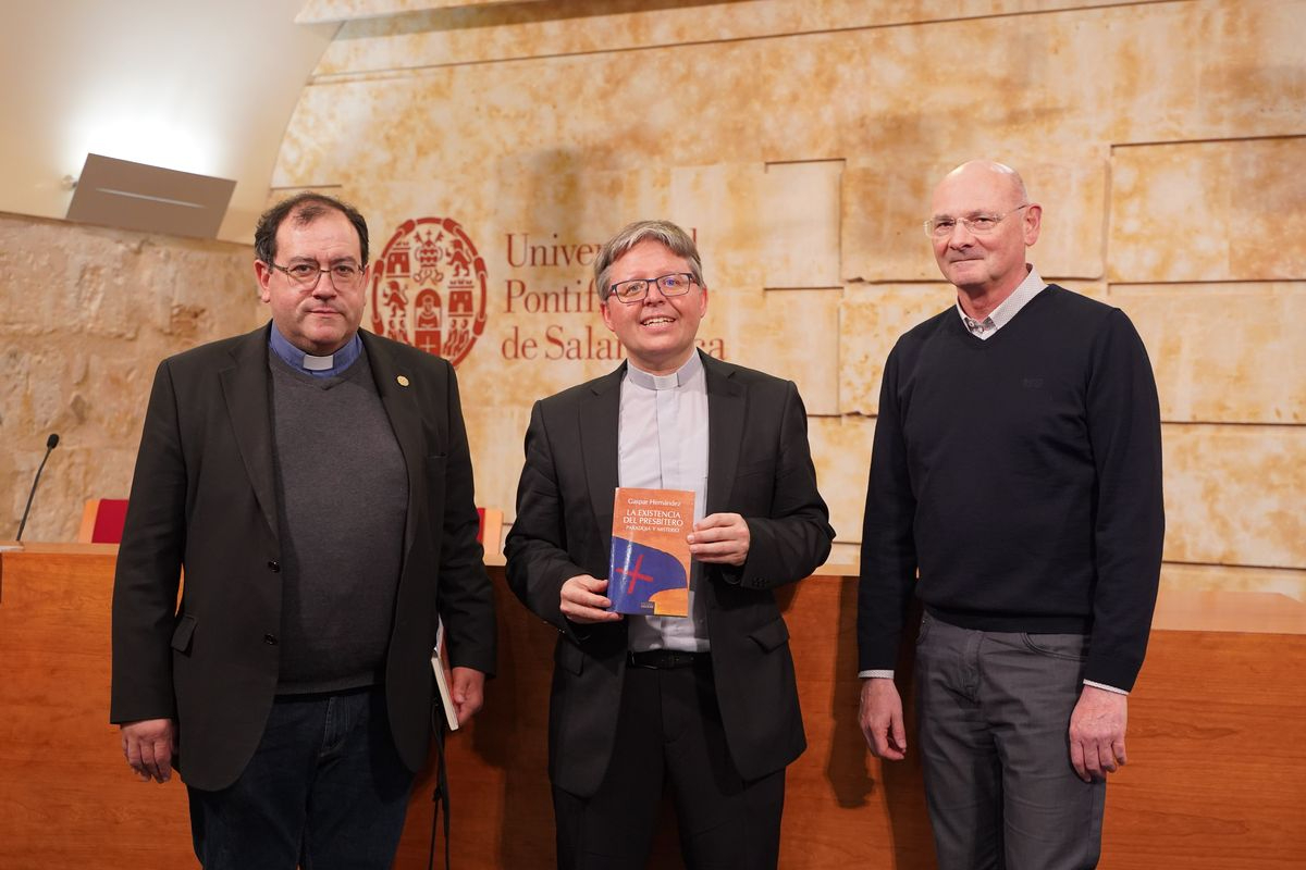 FOTOS | La existencia del presbítero. Paradoja y misterio, nuevo libro del profesor de Teología de la UPSA Gaspar Hernández Peludo