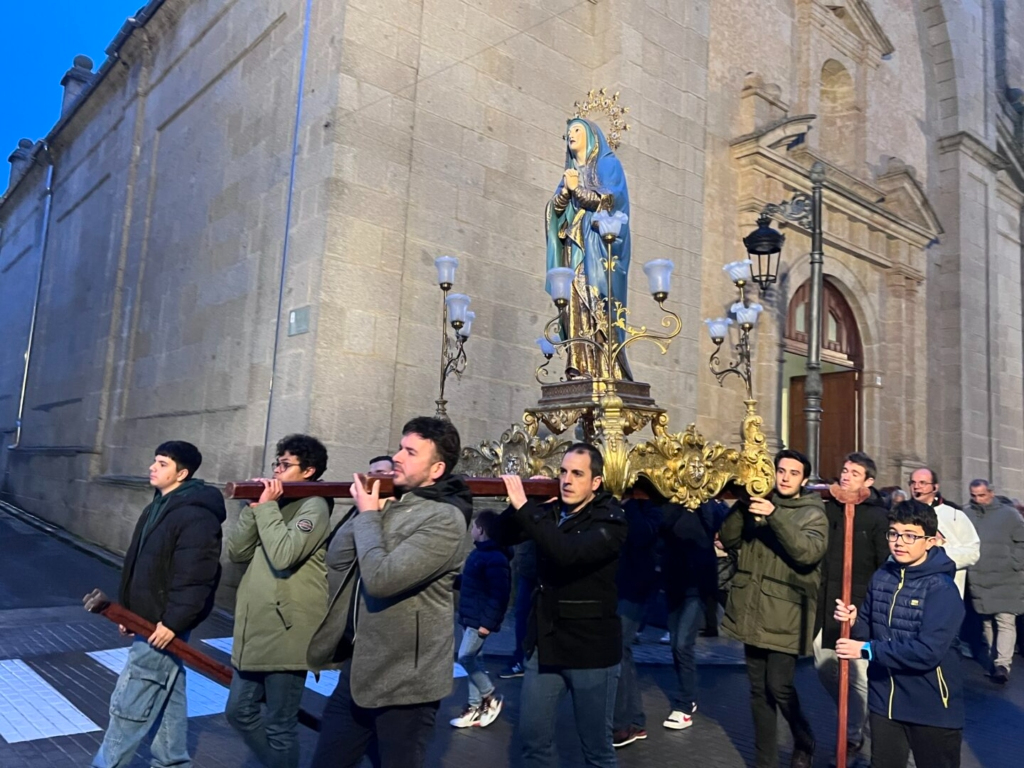 La lluvia da una tregua y permite la procesión del Viernes Santo en Guijuelo