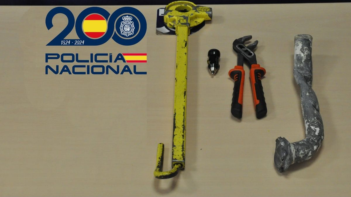 Detienen infraganti a una pareja mientras robaban en el interior de un coche