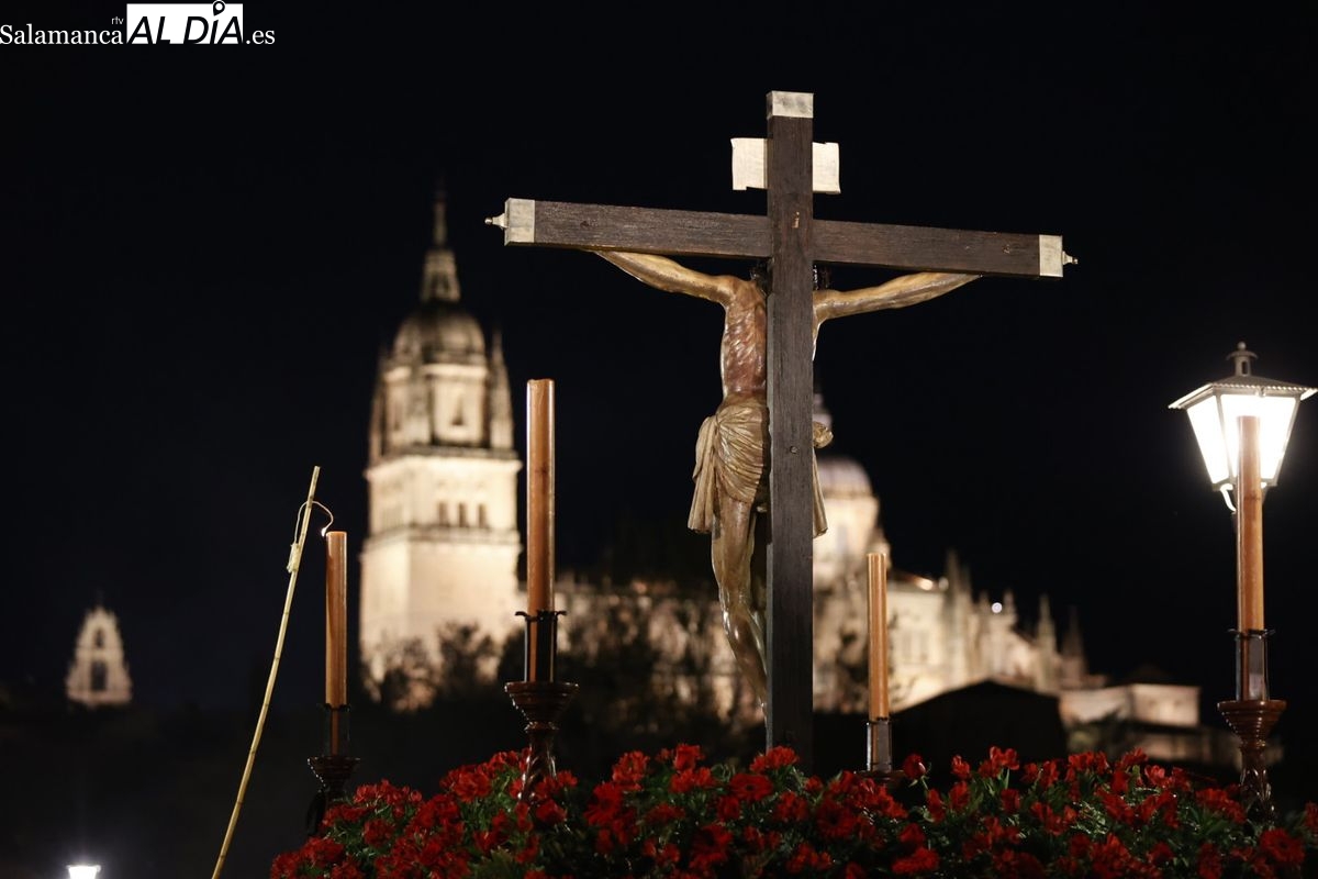 VÍDEO Y FOTOS | Austeridad y sencillez en el desfile penitencial del Amor y Paz que cruza el puente Romano de Salamanca