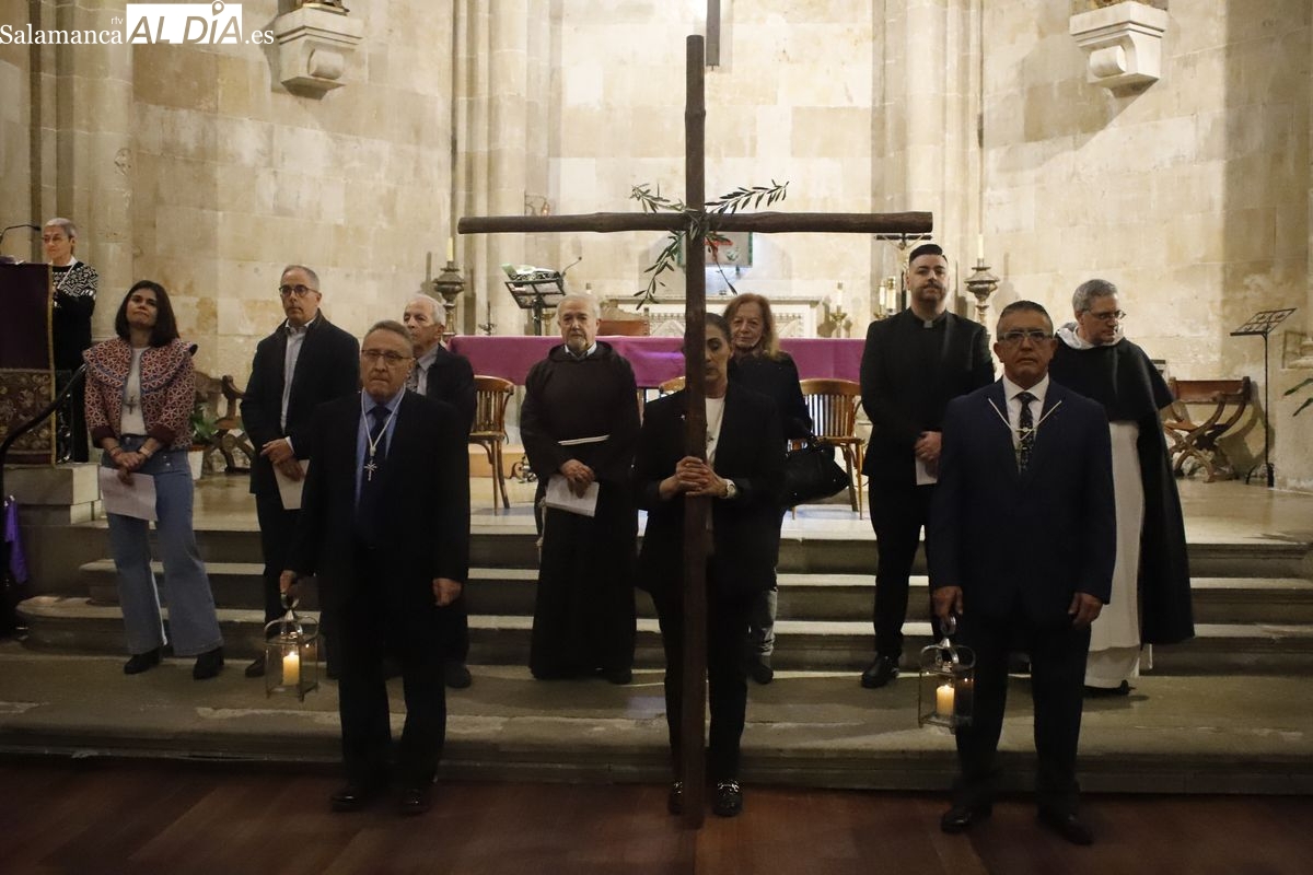 FOTOS | La meditación de las Siete Palabras vuelve a cautivar a los salmantinos en el Lunes Santo