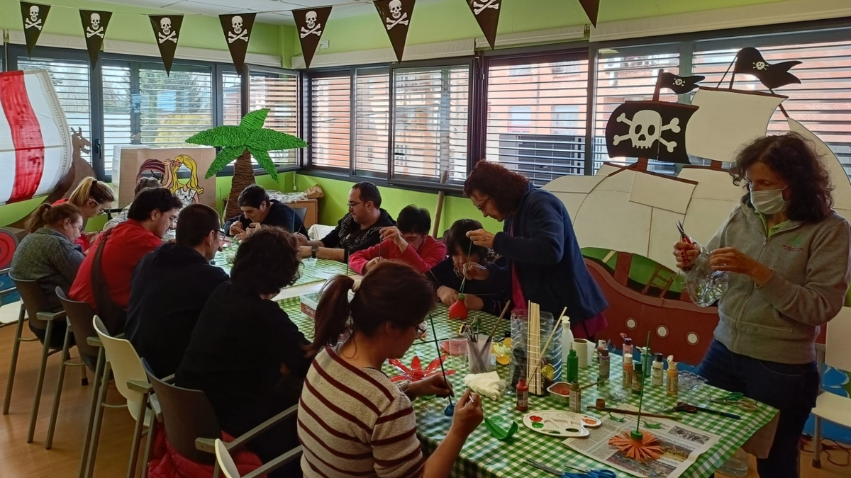 Los usuarios de Asprodes disfrutan de un taller de reciclaje creativo en Vitigudino
