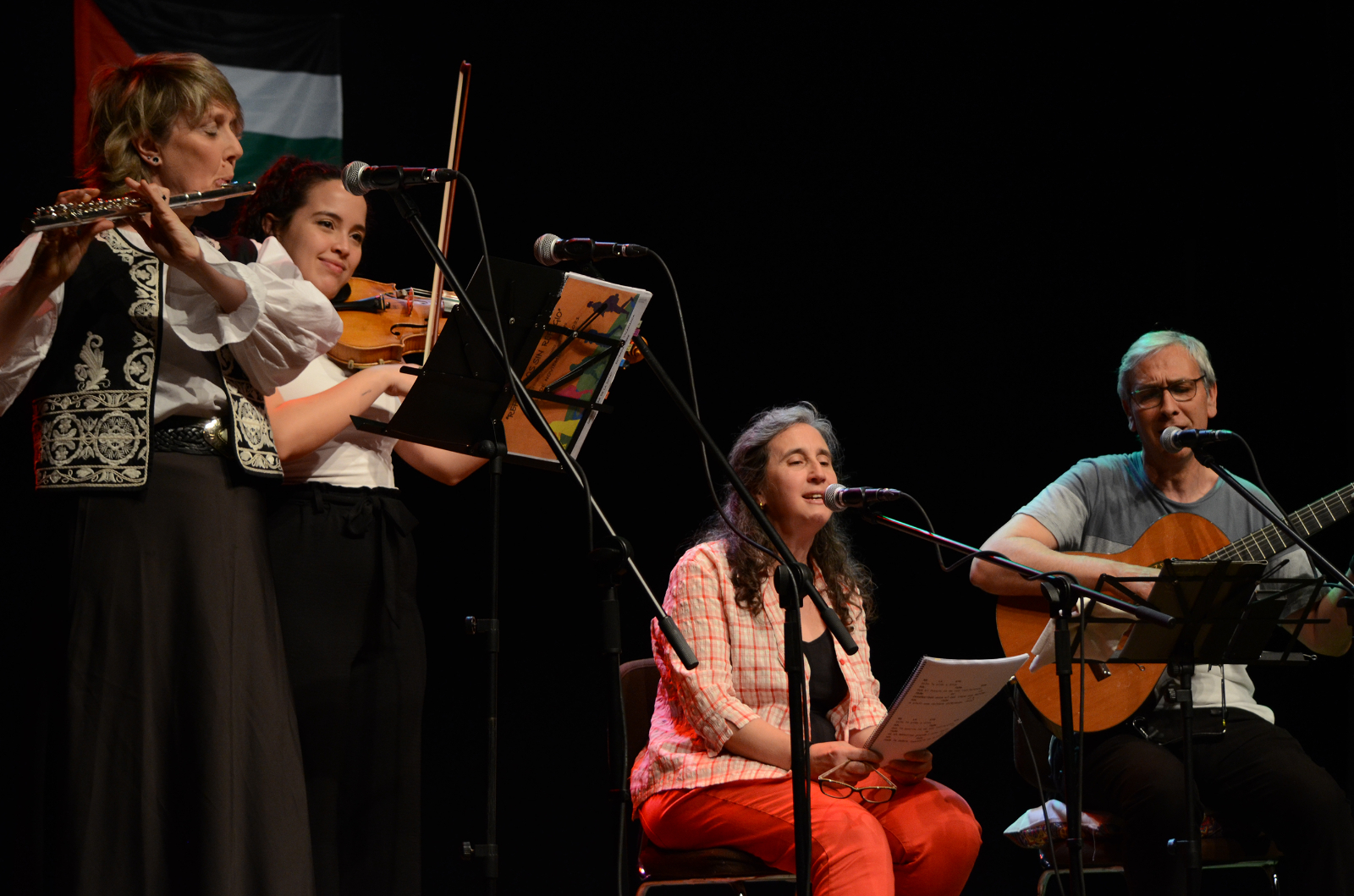 FOTOS | Un libro necesario de la mano de los artistas salmantinos: Poesía por Palestina