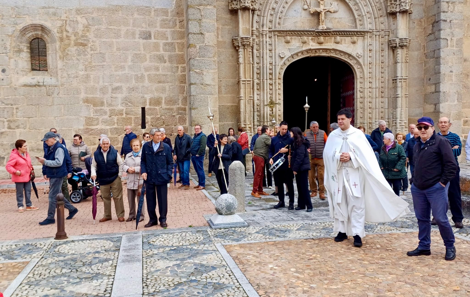 Misa, procesión, bendición de campos y convite para festejar a San Isidro en Santiago de la Puebla