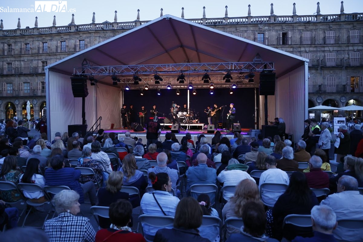 VÍDEO Y FOTOS | No cantes Victoria celebró su XV aniversario con un concierto en la Plaza Mayor de Salamanca